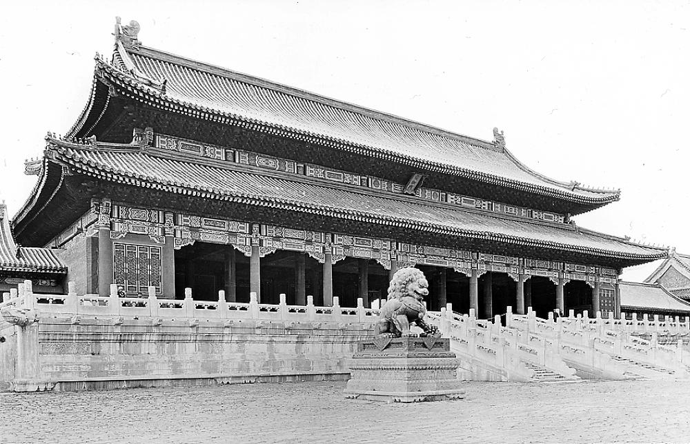 Ta-ho-men Gate in the Forbidden City, Peiping (Beijing), 1924 page 1