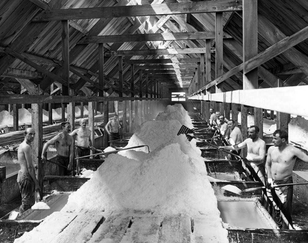 Salt Lifters at Work in a Grainer, 1912 page 1