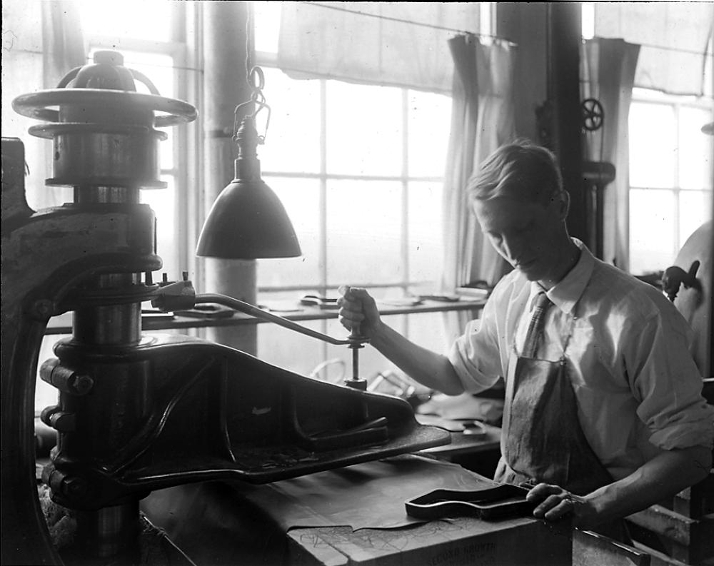 Shoemaking, Cutting Uppers, Endicott Johnson, 1917 page 1