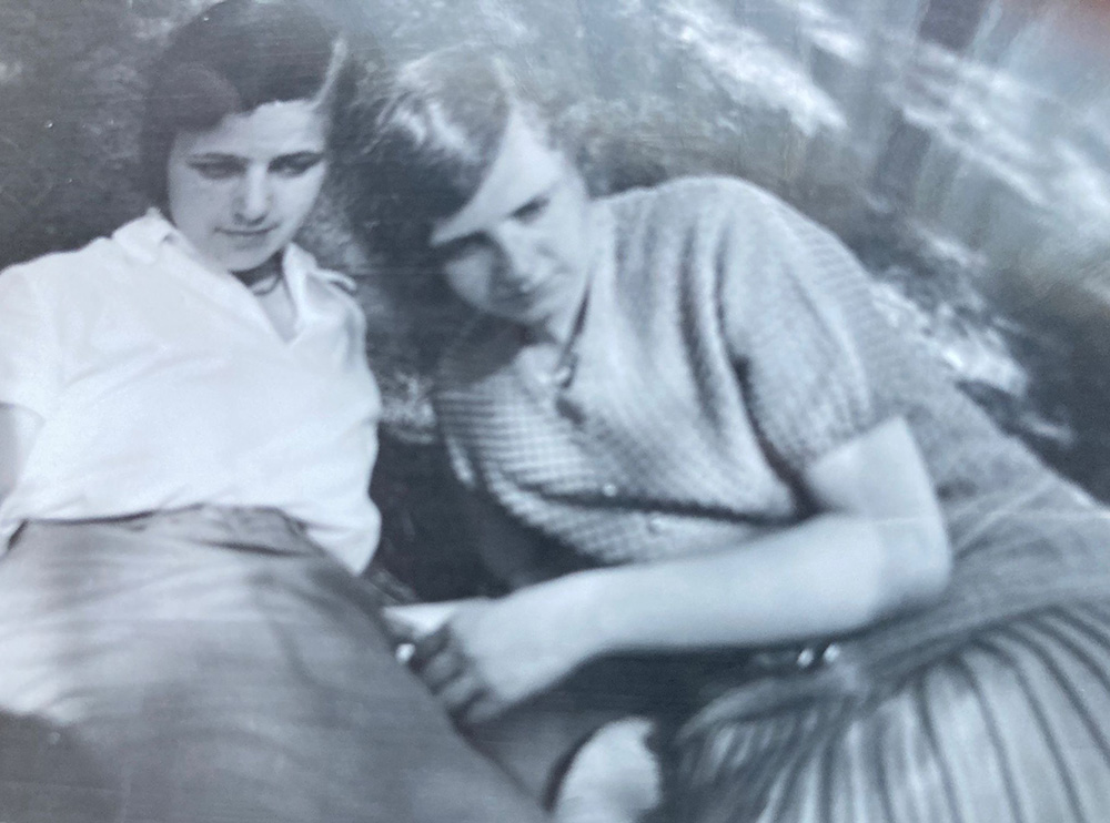 Hilla and Kätchen Reichardt in Niedermarsberg page 1