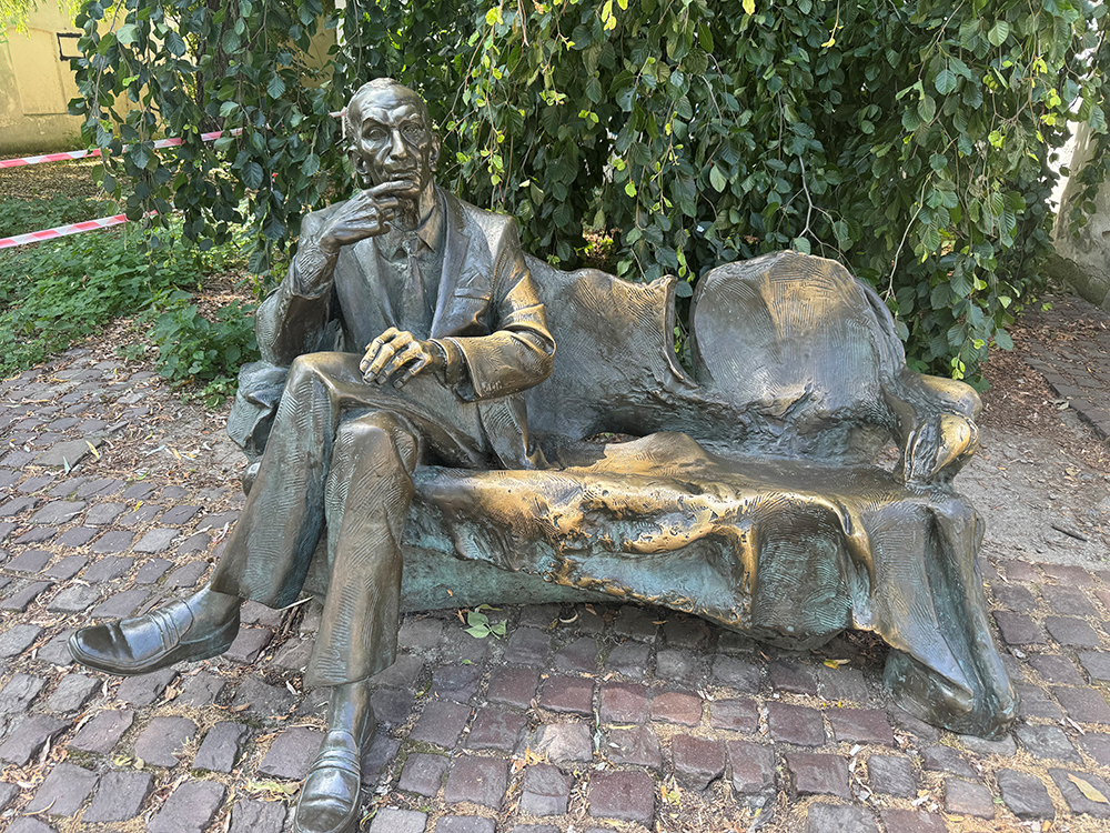 Ławeczka Jana Karskiego (Jan Karski's Bench) page 1