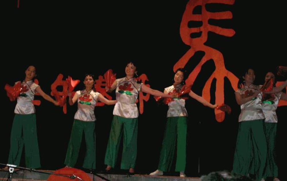 Chinese dancers at the Chinese Community Center Playhouse Preview, 2002 page 1