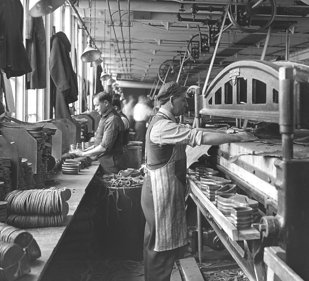 Shoemaking, Cutting Soles and Heels, Endicott Johnson, 1917 page 1