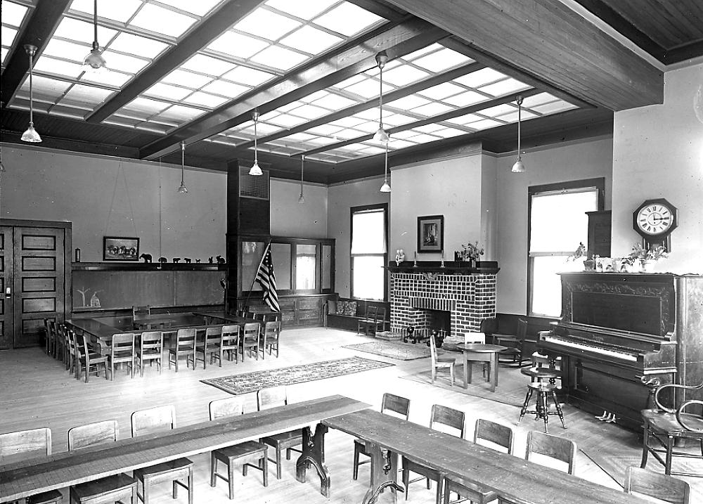Large Kindergarten Classroom, School 24, Rochester, c. 1900 page 1